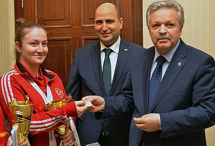 Erzincan Türk Telekom Spor Kulübü badmintoncuları Yunanistan'da da şampiyon oldu gorseli