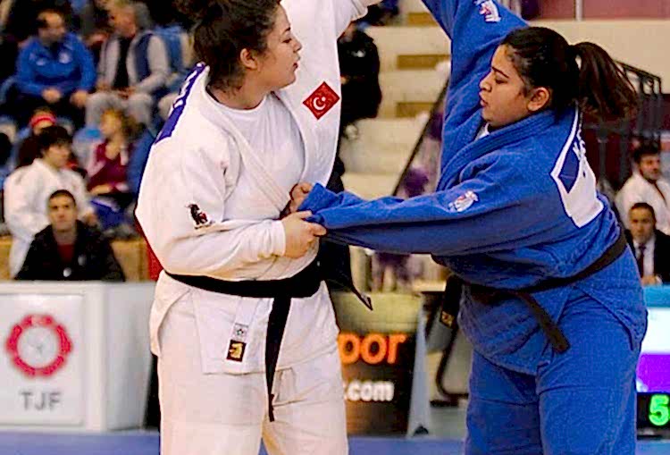 Kübra Nur Esir’e bir altın bir bronz madalya gorseli